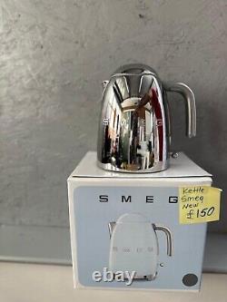 Bouilloire Smeg en acier inoxydable de style années 50 en parfait état de fonctionnement. En excellent état.