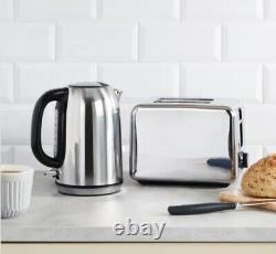 Élégante bouilloire électrique en acier inoxydable moderne de 1,7 L et grille-pain assorti à 4 fentes.