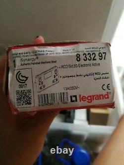 Legrand 833297 Prise de courant différentielle 2G ELECTRONIC ACTIVE en acier inoxydable poli