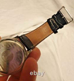 Montre automatique rétro aviateur Vostok K-43 Kirova noire analogique au poignet