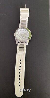 Montre chronographe blanche et audacieuse GUESS Chunky, résistante à l'eau, jamais utilisée, dans sa boîte.