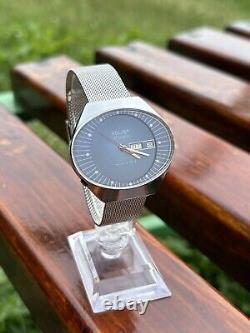 Montre de collection vintage Poljot Stade Boîtier ovale URSS Mécanique soviétique années 1980