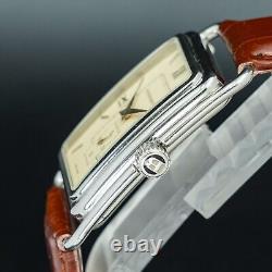Montre pour homme Burberry BU1202 forme tank petite seconde carrée argentée