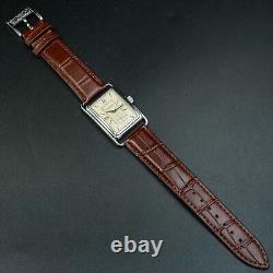 Montre pour homme Burberry BU1202 forme tank petite seconde carrée argentée