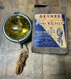 Nos 1946 1947 Deluxe Chrome Stainless Steel Fog Lamp Amber Lens Model 75 <br/>  
 
would translate to:
<br/> Nos 1946 1947 Deluxe Chrome Acier Inoxydable Lampe Anti-Brouillard avec Lentille Ambre Modèle 75