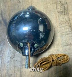 Nos 1946 1947 Deluxe Chrome Stainless Steel Fog Lamp Amber Lens Model 75 
   <br/>
would translate to:<br/>
Nos 1946 1947 Deluxe Chrome Acier Inoxydable Lampe Anti-Brouillard avec Lentille Ambre Modèle 75