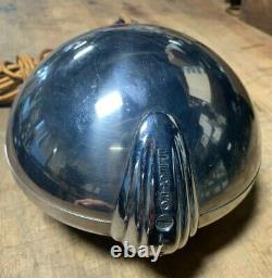 Nos 1946 1947 Deluxe Chrome Stainless Steel Fog Lamp Amber Lens Model 75 <br/>would translate to: 	 <br/>		Nos 1946 1947 Deluxe Chrome Acier Inoxydable Lampe Anti-Brouillard avec Lentille Ambre Modèle 75